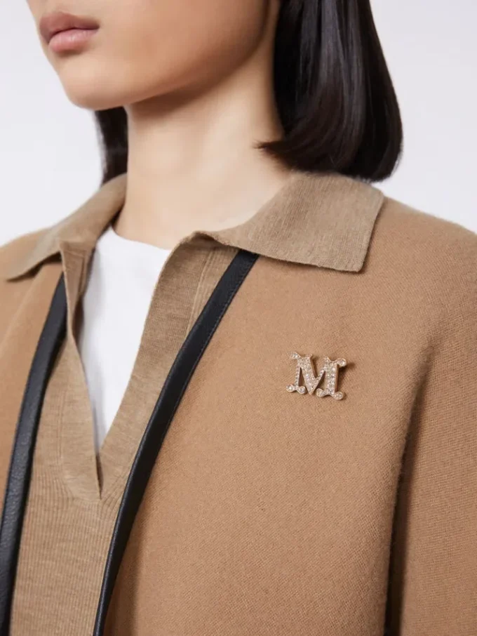 Alfinete com monograma adornado com cristais, branco óptico Alfinete com monograma adornado com cristais, branco óptico