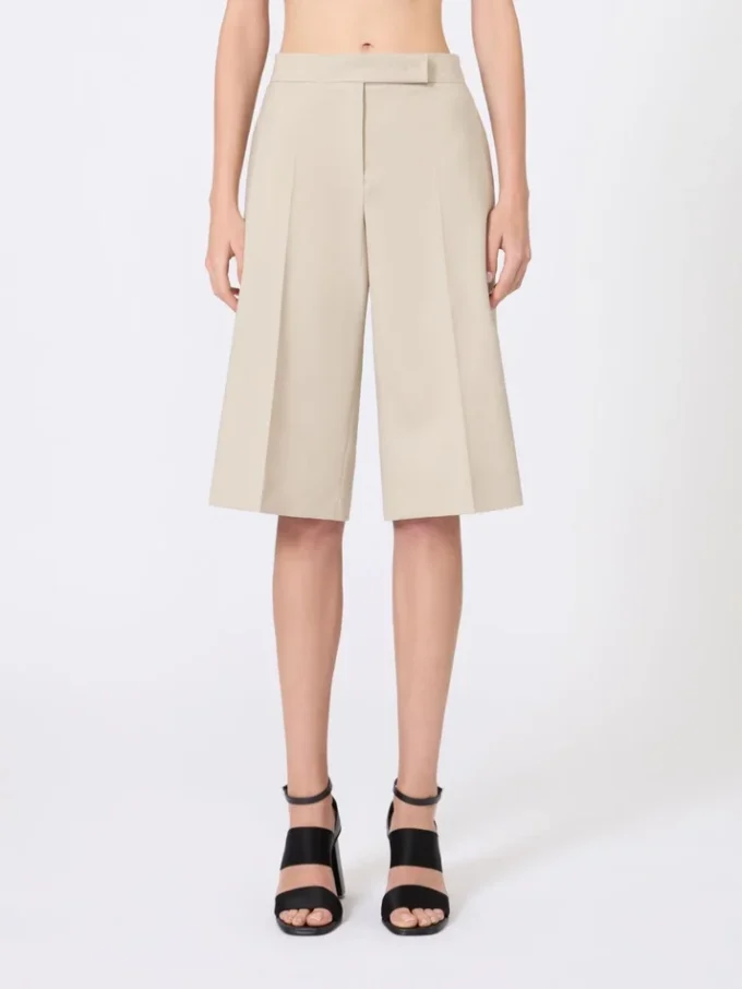 Bermudas em lona de lã, mohair e seda, cor areia Bermudas em lona de lã, mohair e seda, cor areia