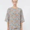 Blusa em crepe de seda estampado, azul claro Blusa em crepe de seda estampado, azul claro