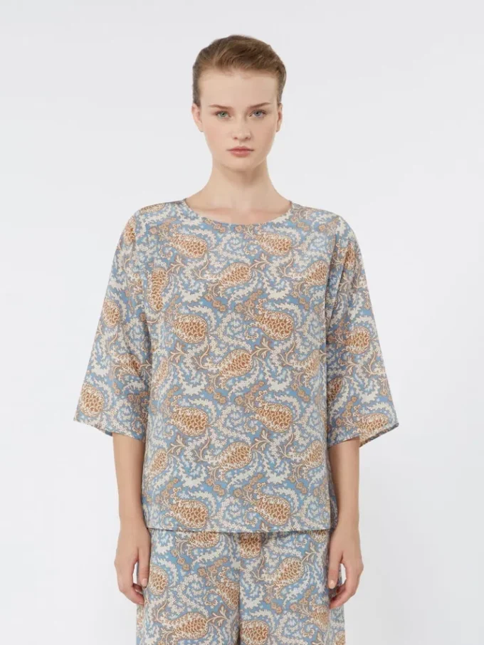 Blusa em crepe de seda estampado, azul claro Blusa em crepe de seda estampado, azul claro