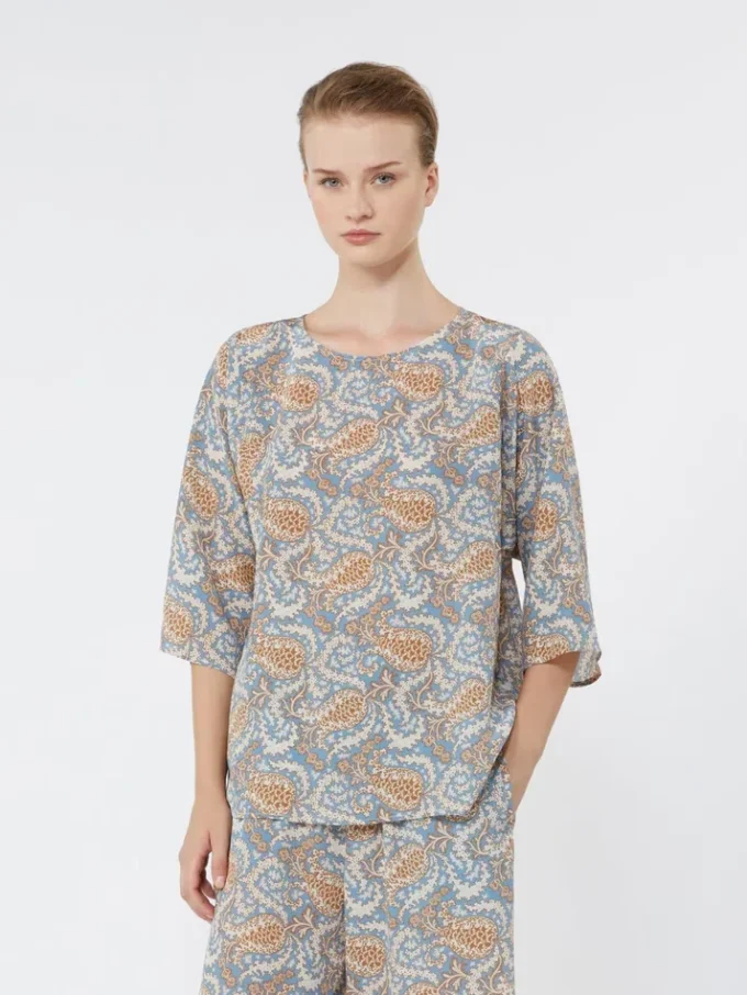Blusa em crepe de seda estampado, azul claro Blusa em crepe de seda estampado, azul claro