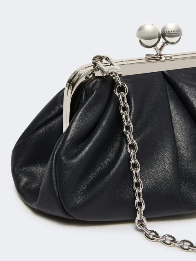 Bolsa Pasticcino pequena em pele de carneiro, azul ultramar Bolsa Pasticcino pequena em pele de carneiro, azul ultramar