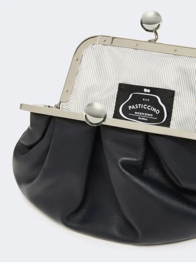 Bolsa Pasticcino pequena em pele de carneiro, azul ultramar Bolsa Pasticcino pequena em pele de carneiro, azul ultramar