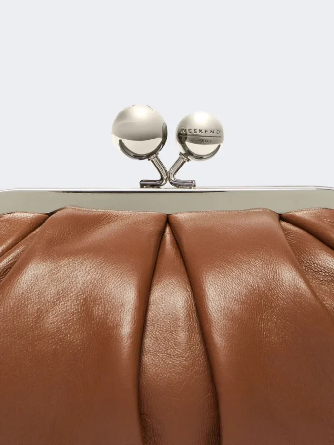 Bolsa Pasticcino pequena em pele de carneiro, cor tabaco Bolsa Pasticcino pequena em pele de carneiro, cor tabaco