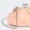Bolsa Pasticcino pequena em pele de carneiro, rosa antigo Bolsa Pasticcino pequena em pele de carneiro, rosa antigo