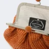Bolsa pequena Pasticcino com efeito de ráfia, cor salmão Bolsa pequena Pasticcino com efeito de ráfia, cor salmão
