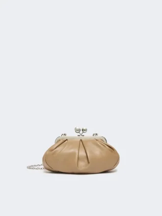 Bolsa pequena Pasticcino em pele de carneiro, cor de pomba