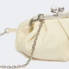 Bolsa pequena Pasticcino em pele de carneiro, marfim