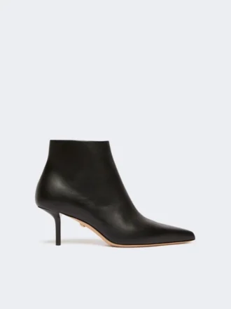 Botas de cano curto em pele com fecho, pretas