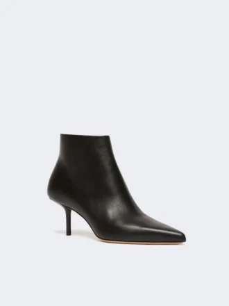 Botas de cano curto em pele com fecho, pretas
