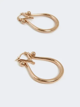 Brincos com monograma em metal dourado Brincos com monograma em metal dourado
