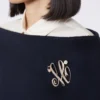 Broche com monograma e strass, marfim Broche com monograma e strass, marfim
