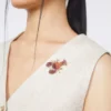 Broche em metal com strass, vermelho escuro Broche em metal com strass, vermelho escuro
