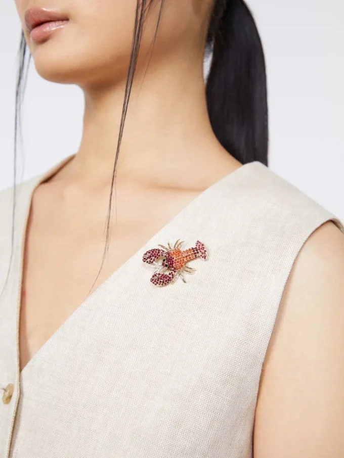 Broche em metal com strass, vermelho escuro Broche em metal com strass, vermelho escuro