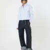 Camisa curta em popeline com pregas assimétricas, azul-celeste