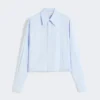 Camisa curta em popeline com pregas assimétricas, azul-celeste