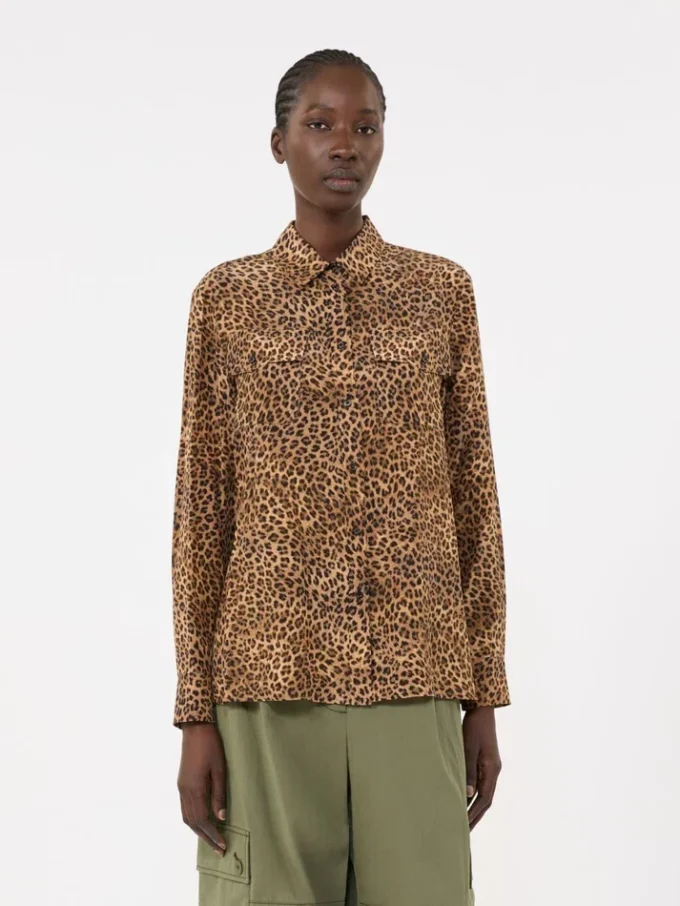 Camisa de bolso em seda estampada, cor camelo Camisa de bolso em seda estampada, cor camelo