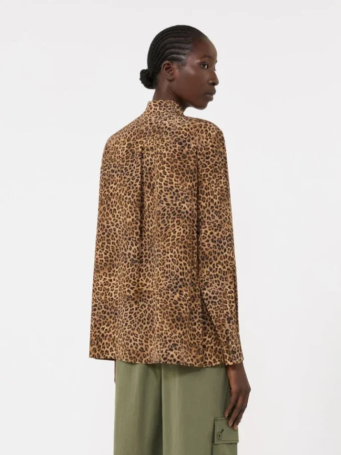 Camisa de bolso em seda estampada, cor camelo Camisa de bolso em seda estampada, cor camelo