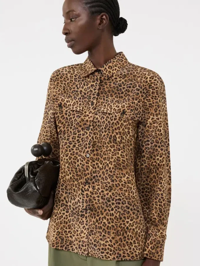 Camisa de bolso em seda estampada, cor camelo Camisa de bolso em seda estampada, cor camelo