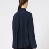 Camisa em crepe de seda, azul ultramar Camisa em crepe de seda, azul ultramar