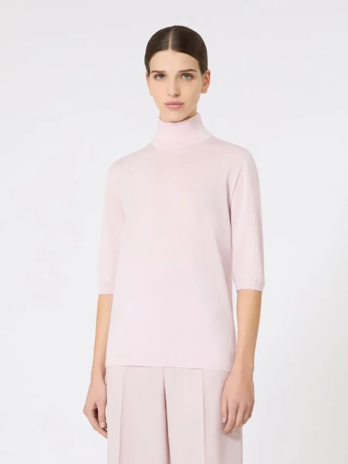 Camisola de gola alta em malha lisa de lã, cor-de-rosa Camisola de gola alta em malha lisa de lã, cor-de-rosa