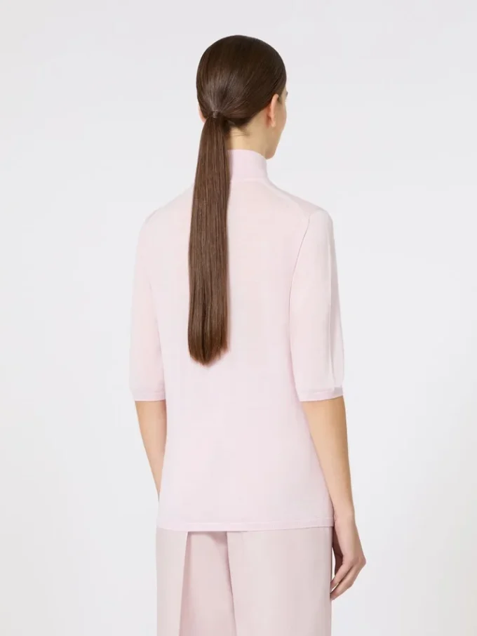 Camisola de gola alta em malha lisa de lã, cor-de-rosa Camisola de gola alta em malha lisa de lã, cor-de-rosa
