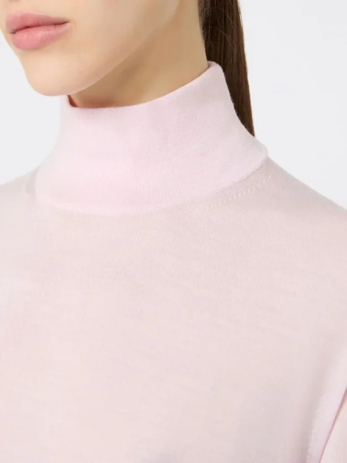 Camisola de gola alta em malha lisa de lã, cor-de-rosa Camisola de gola alta em malha lisa de lã, cor-de-rosa