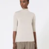 Camisola de gola alta em malha lisa de lã, cor pó Camisola de gola alta em malha lisa de lã, cor pó