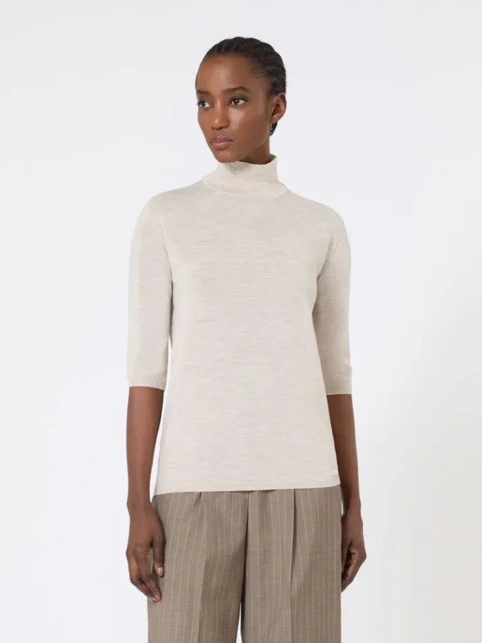 Camisola de gola alta em malha lisa de lã, cor pó Camisola de gola alta em malha lisa de lã, cor pó
