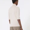 Camisola de gola alta em malha lisa de lã, cor pó Camisola de gola alta em malha lisa de lã, cor pó