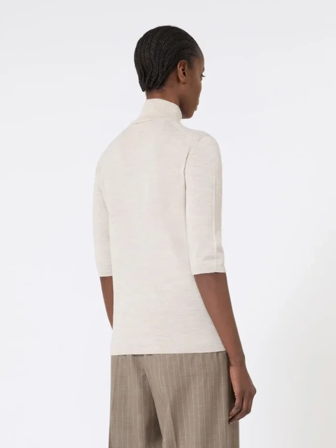Camisola de gola alta em malha lisa de lã, cor pó Camisola de gola alta em malha lisa de lã, cor pó