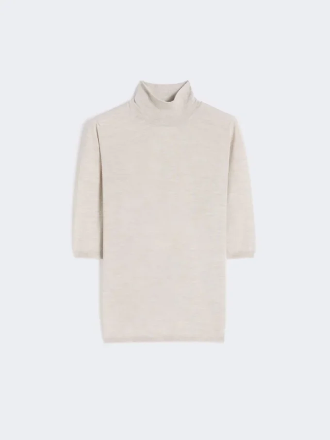 Camisola de gola alta em malha lisa de lã, cor pó Camisola de gola alta em malha lisa de lã, cor pó