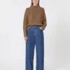 Camisola de gola alta em malha trançada de lã e caxemira, cor lama Camisola de gola alta em malha trançada de lã e caxemira, cor lama