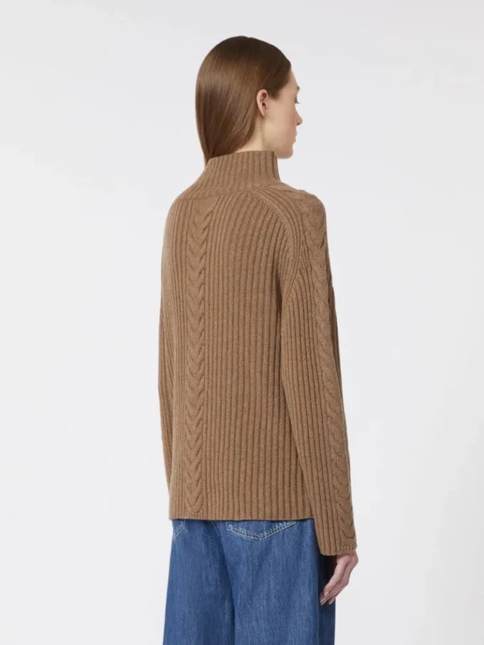 Camisola de gola alta em malha trançada de lã e caxemira, cor lama Camisola de gola alta em malha trançada de lã e caxemira, cor lama