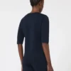 Camisola de gola redonda em crepe de viscose, azul ultramar Camisola de gola redonda em crepe de viscose, azul ultramar