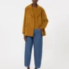 Camisola de lã e caxemira com detalhes em remendos, cor mostarda Camisola de lã e caxemira com detalhes em remendos, cor mostarda