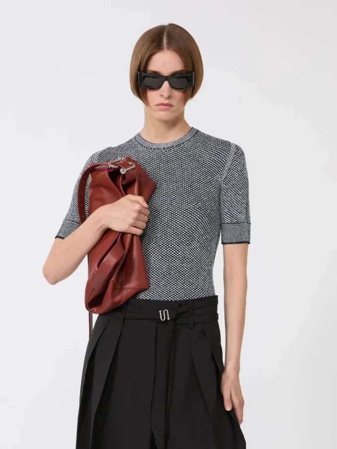 Camisola de malha de viscose de manga curta, branca e preta Camisola de malha de viscose de manga curta, branca e preta