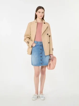 Casaco curto tipo trench coat em gabardine repelente à água, bege