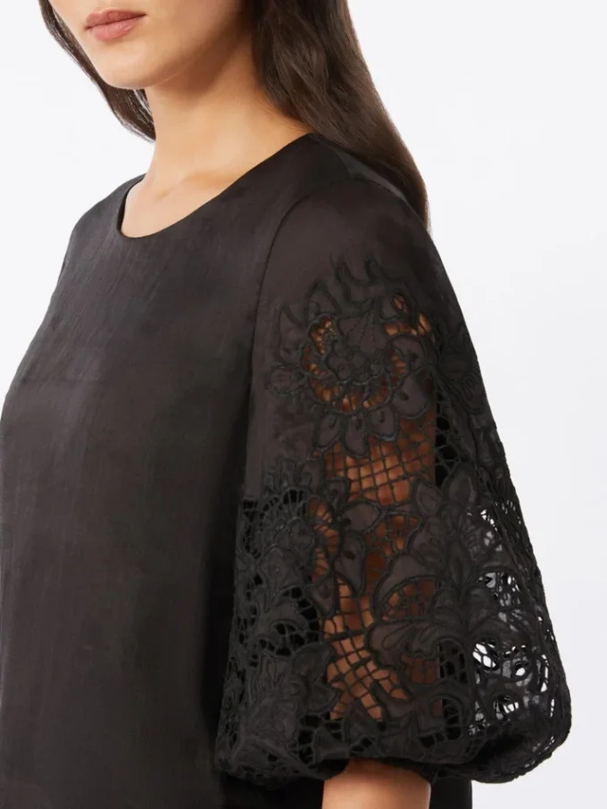 Camisola em gaze de rami e bordado inglês, preta Camisola em gaze de rami e bordado inglês, preta