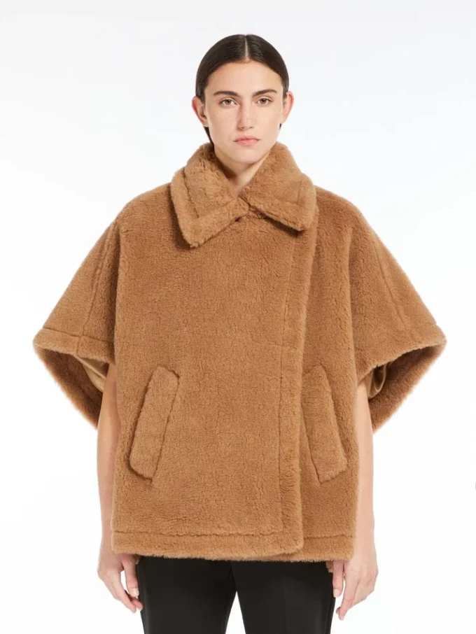 Capa em tecido Teddy, cor camelo Capa em tecido Teddy, cor camelo