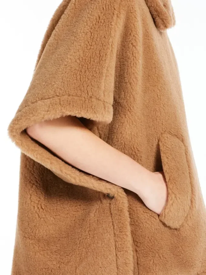 Capa em tecido Teddy, cor camelo Capa em tecido Teddy, cor camelo