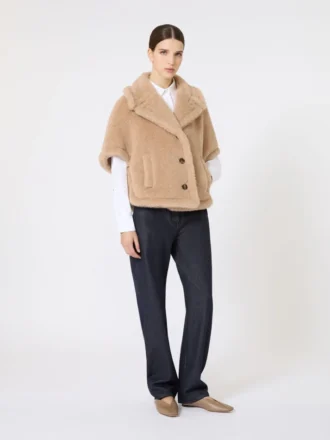 Capa em tecido teddy de alpaca e caxemira com corte quadrado, bege