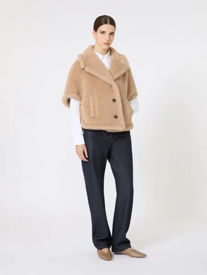 Capa em tecido teddy de alpaca e caxemira com corte quadrado, bege Capa em tecido teddy de alpaca e caxemira com corte quadrado, bege