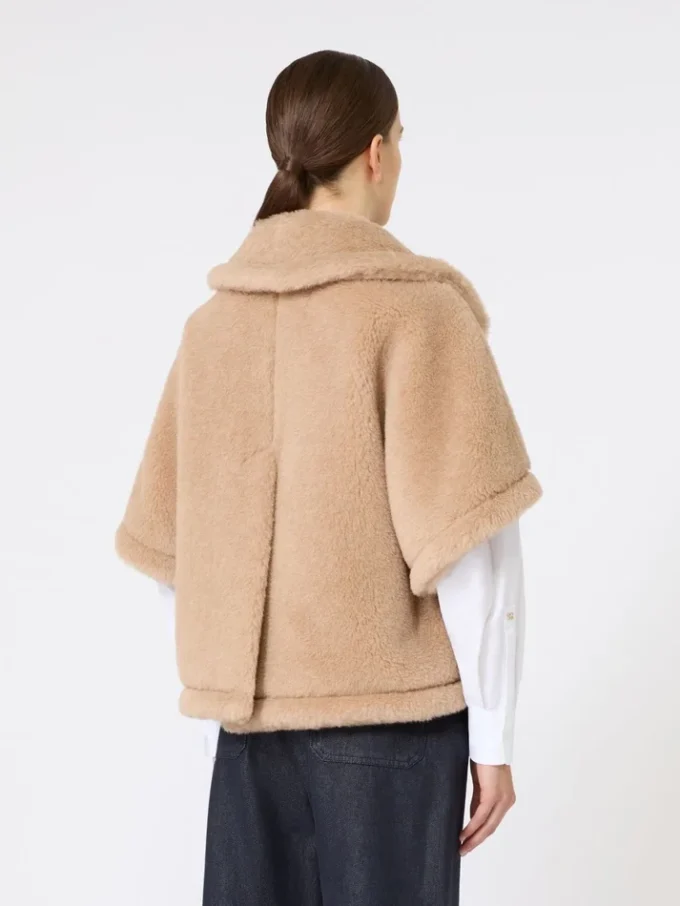 Capa em tecido teddy de alpaca e caxemira com corte quadrado, bege Capa em tecido teddy de alpaca e caxemira com corte quadrado, bege
