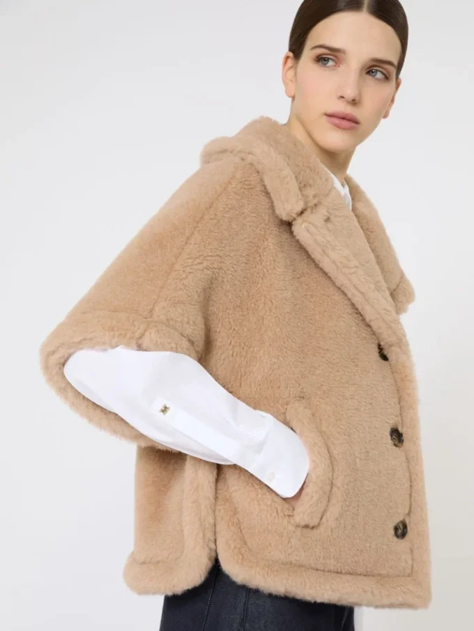 Capa em tecido teddy de alpaca e caxemira com corte quadrado, bege Capa em tecido teddy de alpaca e caxemira com corte quadrado, bege