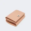 Carteira de couro com três dobras, cor-de-rosa Carteira de couro com três dobras, cor-de-rosa