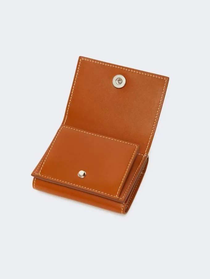 Carteira de couro com três dobras, cor ferrugem Carteira de couro com três dobras, cor ferrugem