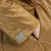 Casaco acolchoado com capuz e tratamento repelente de água, cor caramelo Casaco acolchoado com capuz e tratamento repelente de água, cor caramelo