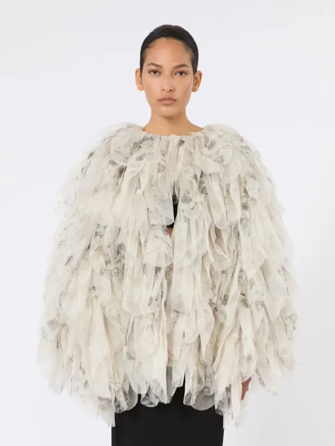 Casaco curto com pétalas em organza estampada, cinzento pérola Casaco curto com pétalas em organza estampada, cinzento pérola