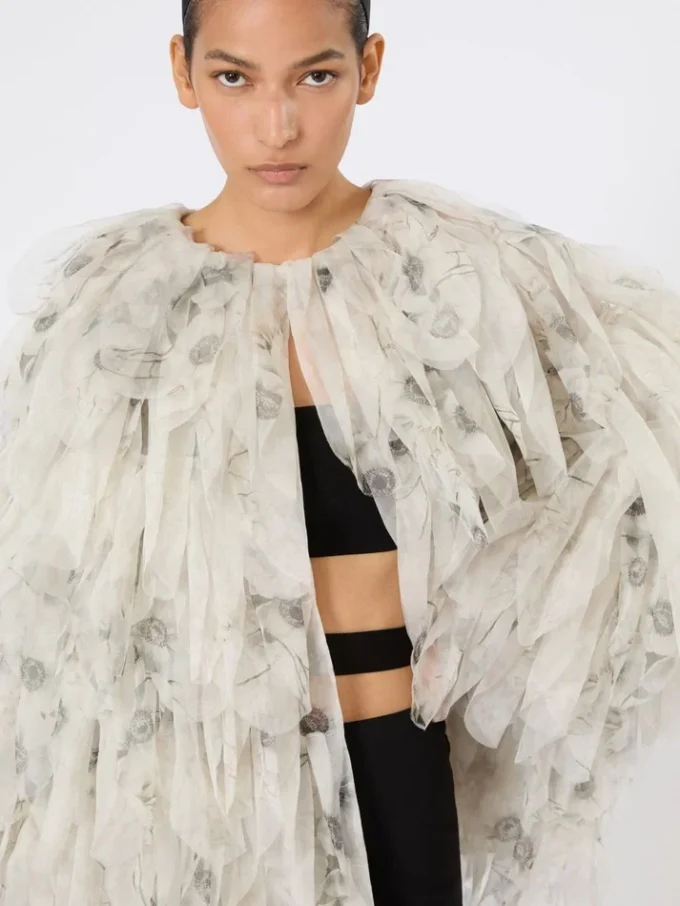 Casaco curto com pétalas em organza estampada, cinzento pérola Casaco curto com pétalas em organza estampada, cinzento pérola